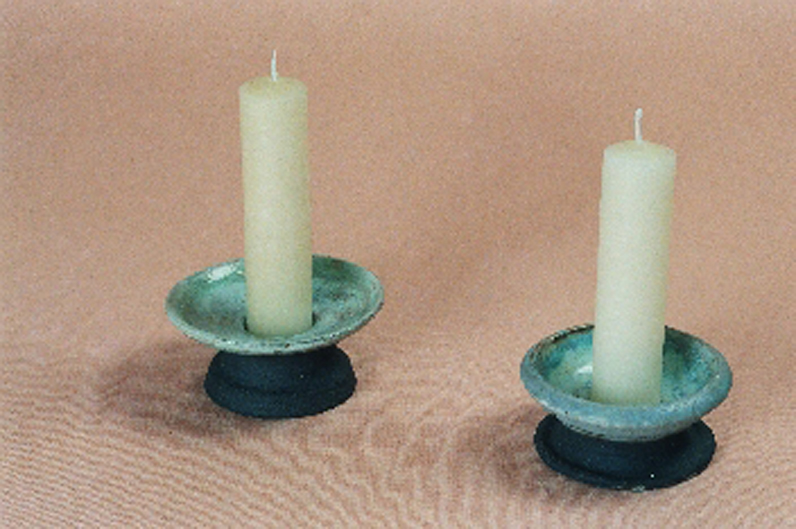 CANDELABROS PIE BAJO gres negro esmaltado a 1300º tamaño 10x10 cms.