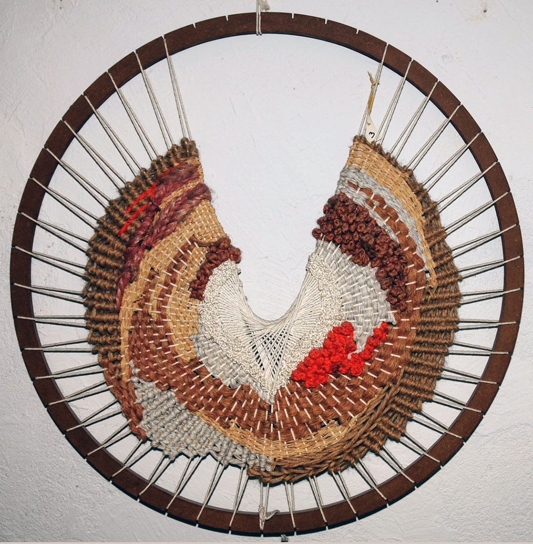 RUEDA tapiz realizado con hilos de algodón y fibras naturales en bastidor de madera reciclada Tamaño 80 cms. diámetro