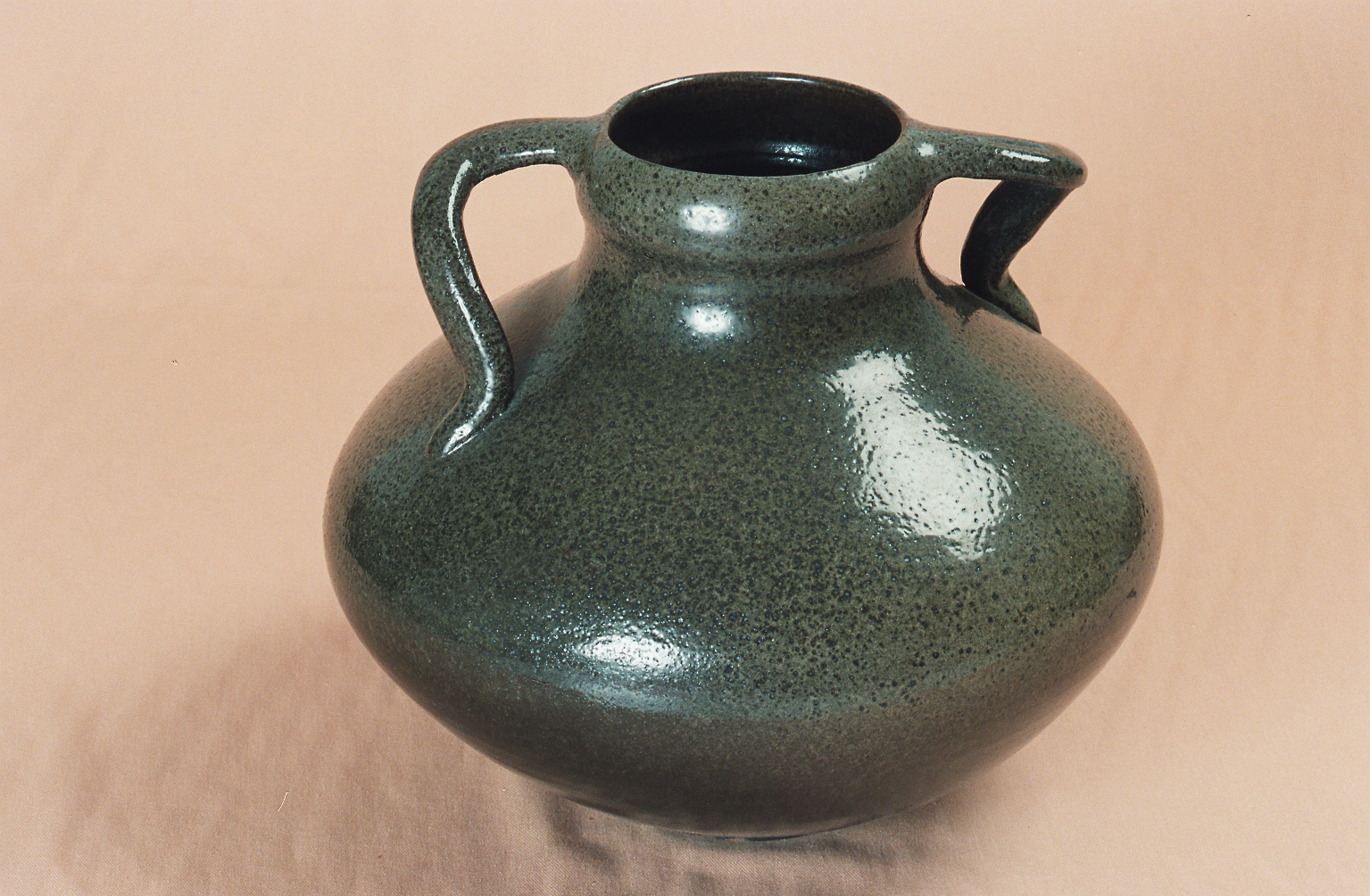 GITANILLA OLIVA cerámica esmaltada a 1000º tamaño 20x30 cm