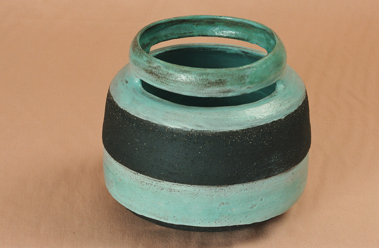 JARRON TUBO ASAS GRES NEGRO esmaltado a 1300º tamaño 30x25 cm. colección particular